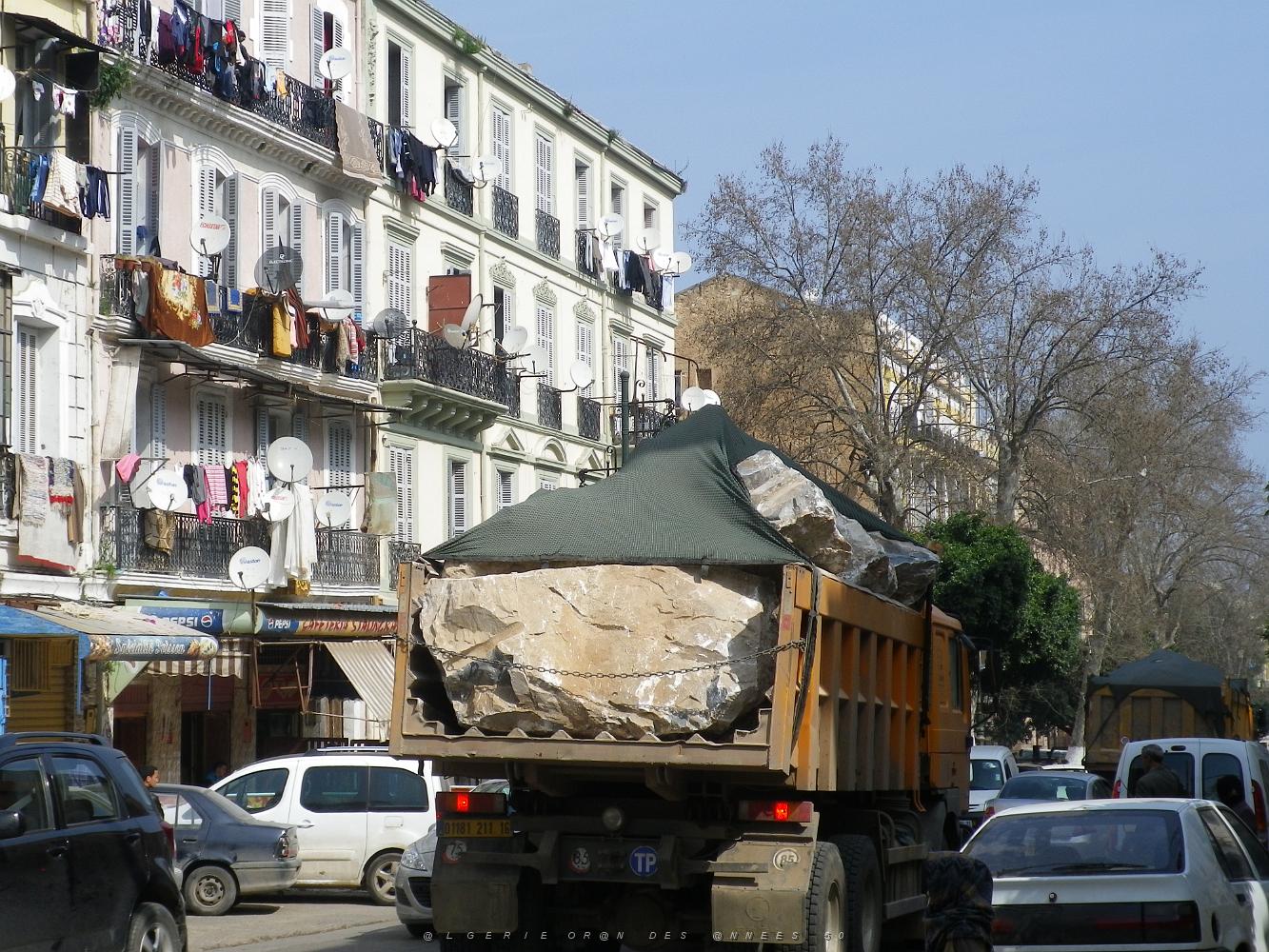 1983 gros camion transport de blocs vers le port d'oran .JPG